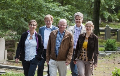 Adviesgroep Begraafplaatsen met van links naar rechts Ada, Albert, Jan, Luc en Ellis